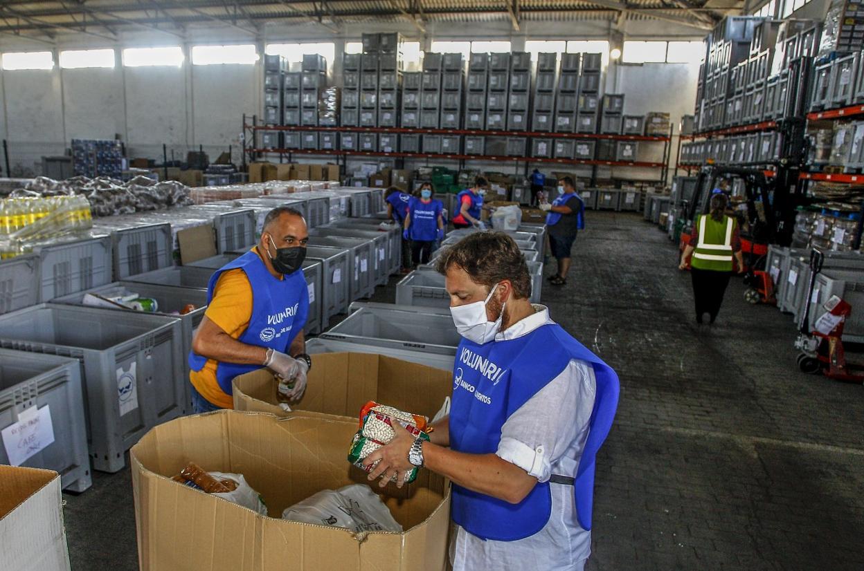 Voluntarios trabajando en la nave que el Banco de Alimentos tiene en Tanos.