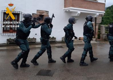 Imagen secundaria 1 - Descubren más de mil plantas de marihuana dentro de una vivienda de Cabezón de la Sal