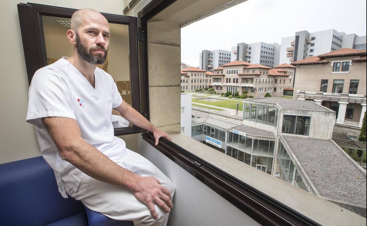 El médico austriaco Reinhard Wallmann, que se ha encargado de recabar y analizar al detalle la evolución de la pandemia de Cantabria, con las Tres Torres de Valdecilla al fondo.