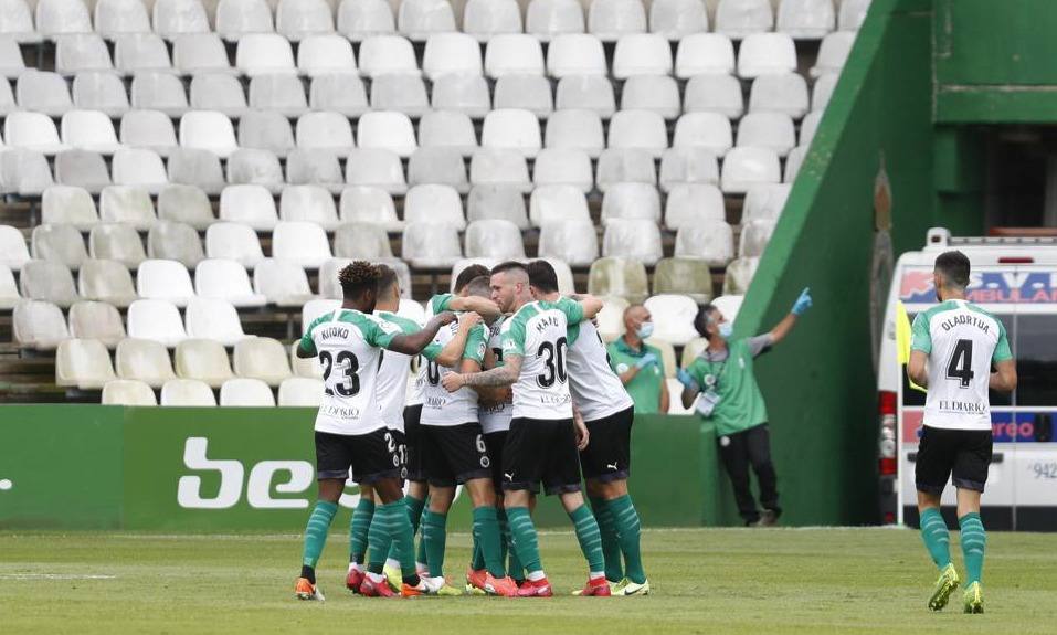 El Racing vuelve al juego tras el parón impuesto por la pandemia y lo hace ante el Lugo en los Campos de Sport de El Sardinero, con las gradas vacías