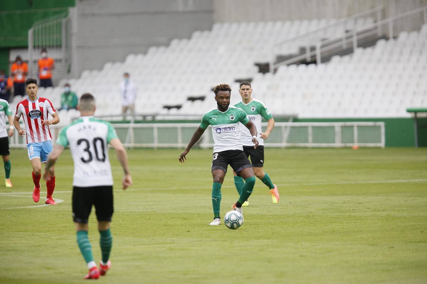 El Racing vuelve al juego tras el parón impuesto por la pandemia y lo hace ante el Lugo en los Campos de Sport de El Sardinero, con las gradas vacías