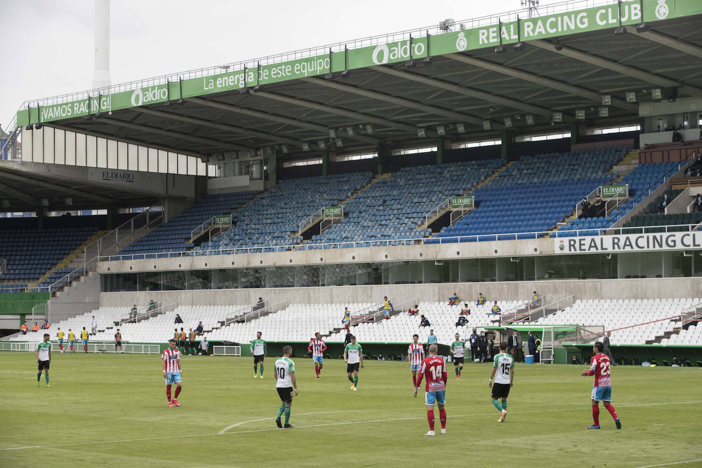 El Racing vuelve al juego tras el parón impuesto por la pandemia y lo hace ante el Lugo en los Campos de Sport de El Sardinero, con las gradas vacías