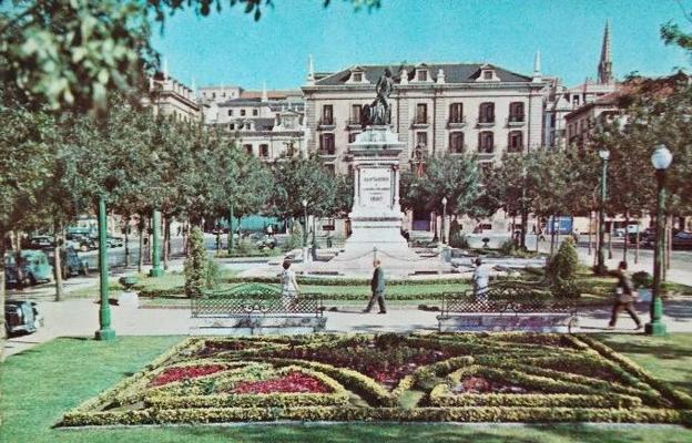 Imagen histórica de su emplazamiento en la Plaza de Farolas.