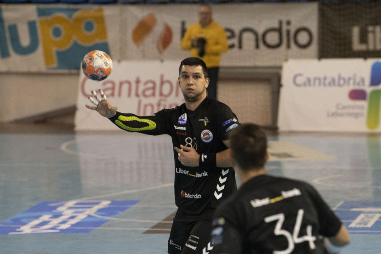 Dimitrievski, con el balón, y Valles, ante el Granollers. 