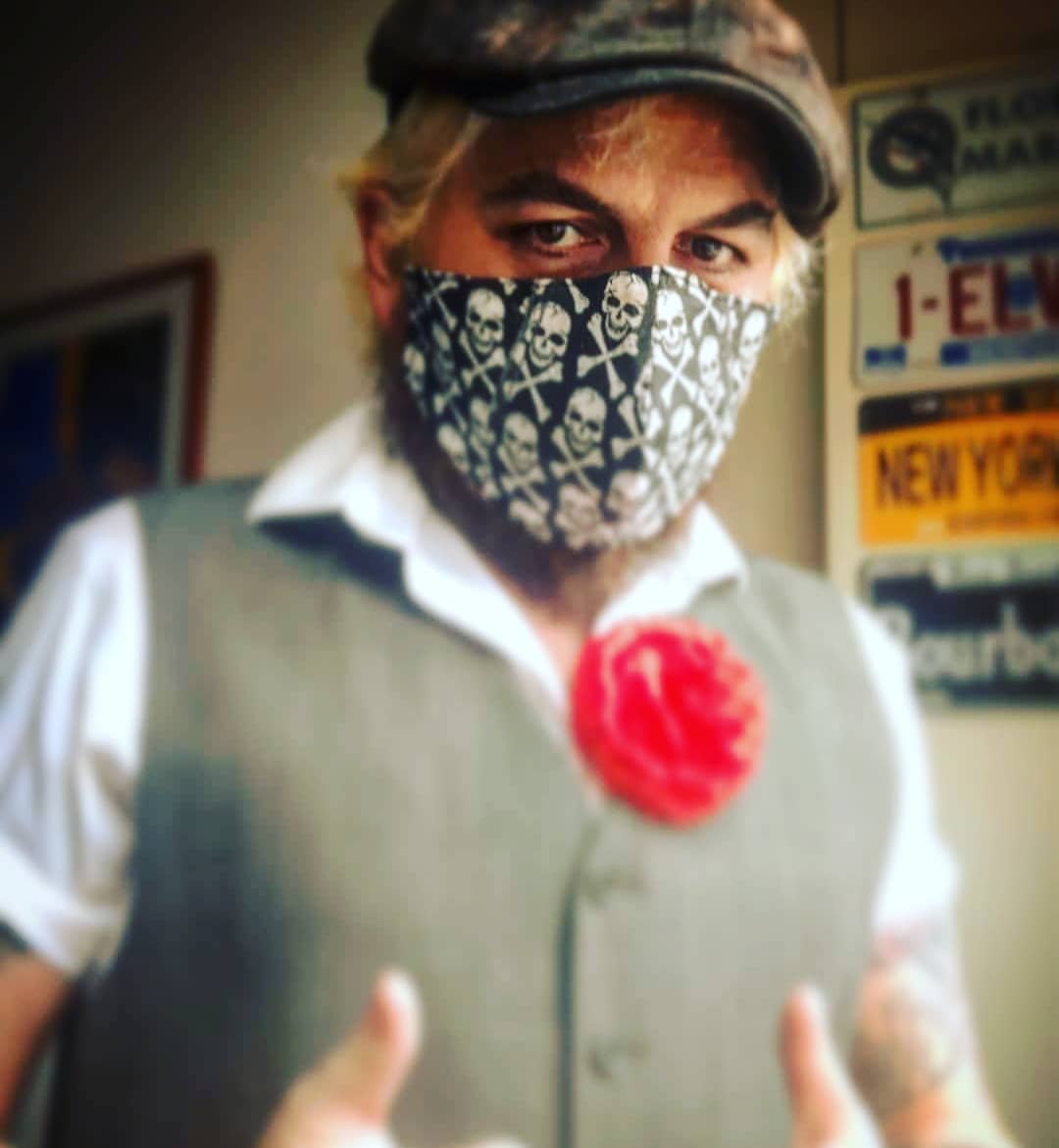 Jimmy Barnatán vestido de 'chulapo' con su mascarilla.