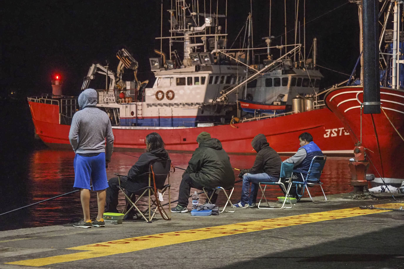 El 'Siempre Rufo' santanderino llegó esta noche a Santoña desde aguas atlánticas con 6.000 kilos en sus bodegas