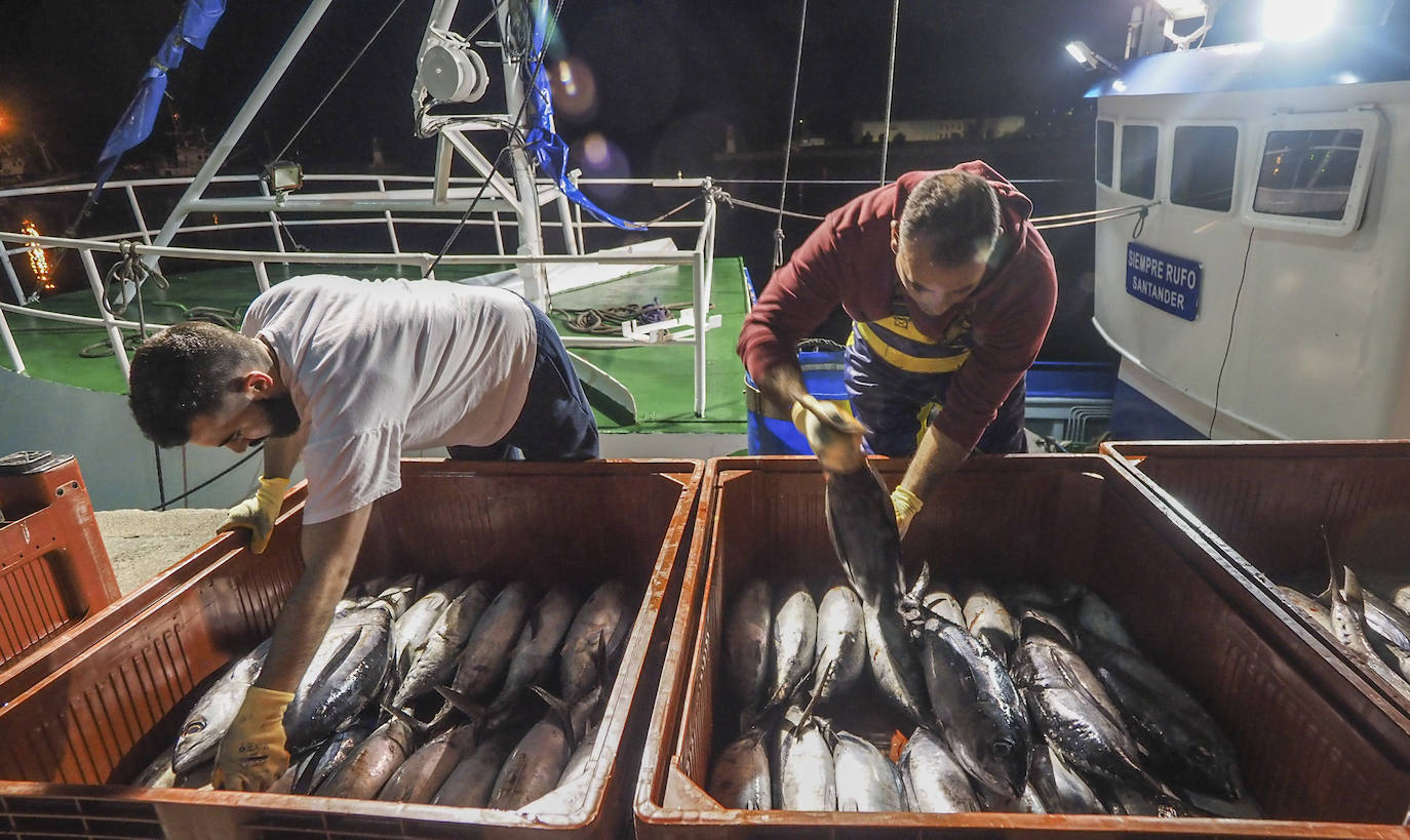 El 'Siempre Rufo' santanderino llegó esta noche a Santoña desde aguas atlánticas con 6.000 kilos en sus bodegas