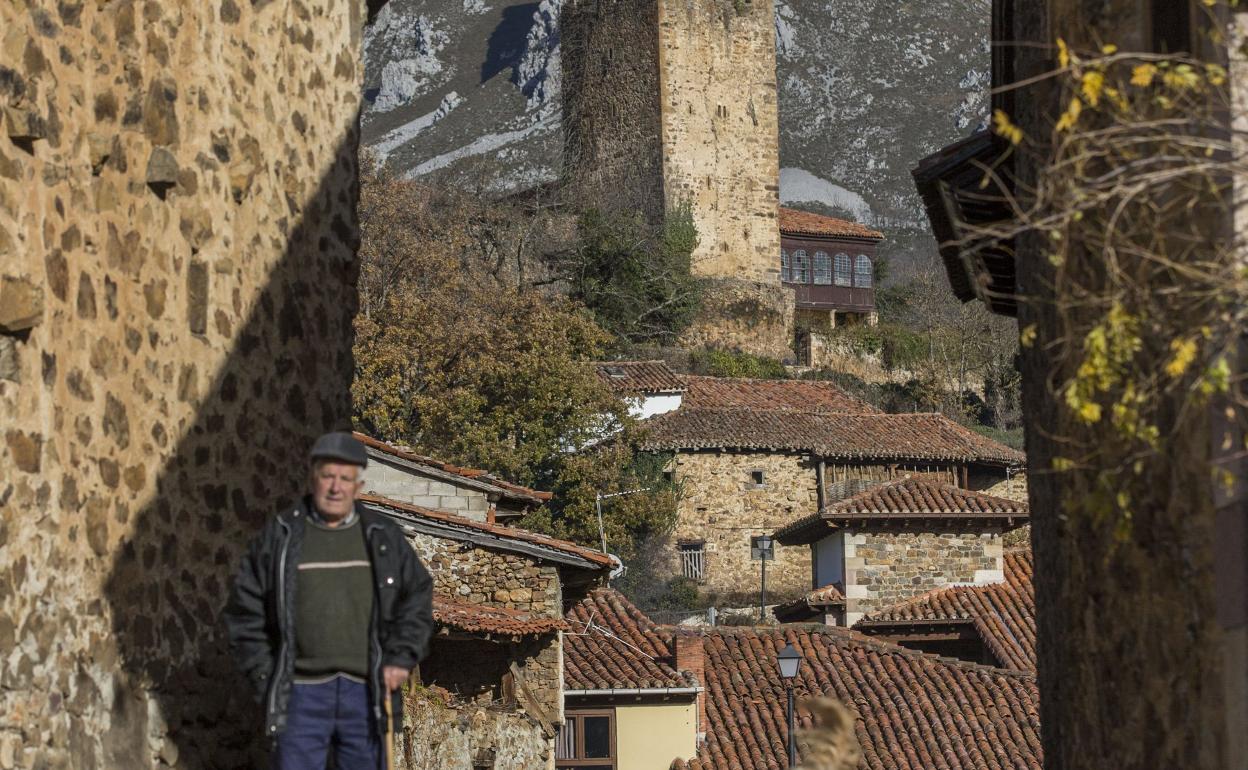 Vista de Mogrovejo con su torre medieval al fondo. 