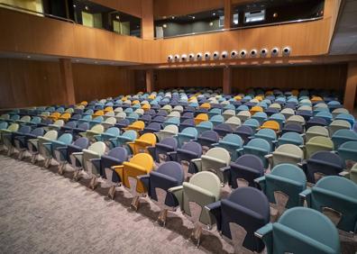 Imagen secundaria 1 - Izquierda: Las nuevas butacas, ya instaladas, combinan los tonos azules y amarillos como combinación del mar y la arena. / Derecha: Las obras en la Casa de los Guardeses, junto a la entrada del recinto, supondrán una transformación del interior del edificio.