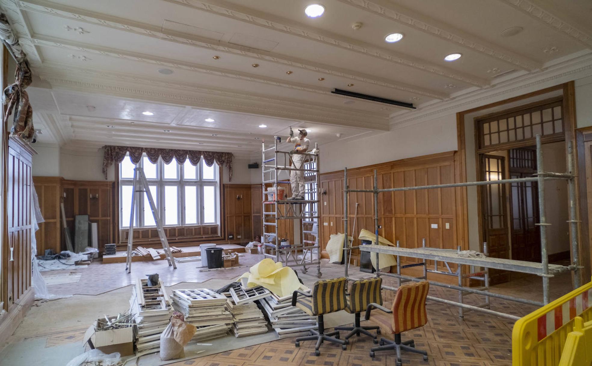 El cambio más visible. Las antiguas salas Bringas y Riancho componen ahora un único espacio más amplio tras retirar el tabique que las separaba. Con el grueso de la obra ya ejecutado, en este lugar quedan las tareas de remate, lo que hacía uno de los operarios este viernes subido a un andamio