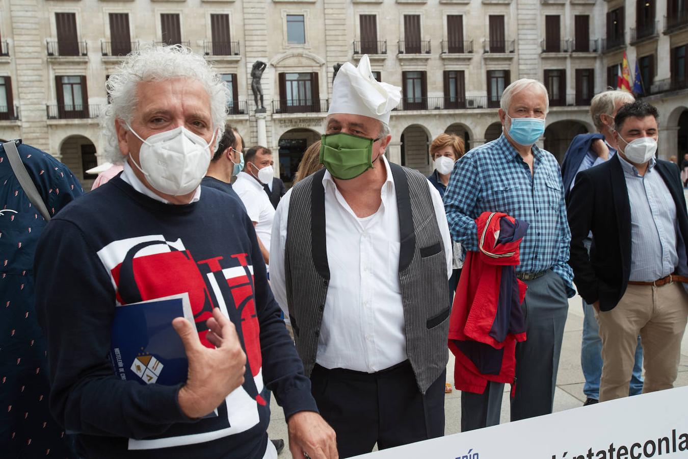 Más de medio centenar de miembros de la Asociación de Empresarios de Hostelería de Cantabria han reclamado este lunes ante la Delegación del Gobierno medidas para «salvar negocios» como que se flexibilicen y amplíen los Expedientes de Regulación Temporal de Empleo (Erte) o que se les supriman los impuestos en 2020.