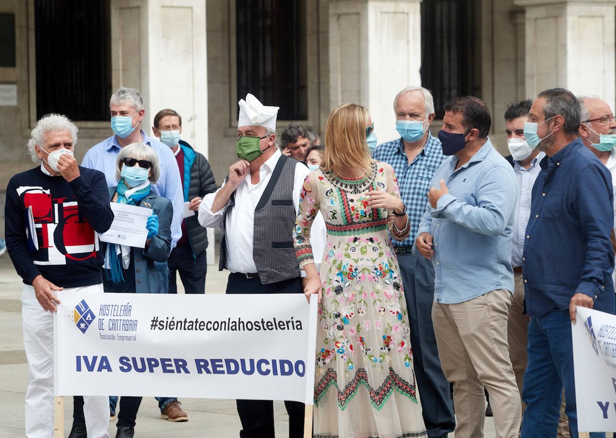 Más de medio centenar de miembros de la Asociación de Empresarios de Hostelería de Cantabria han reclamado este lunes ante la Delegación del Gobierno medidas para «salvar negocios» como que se flexibilicen y amplíen los Expedientes de Regulación Temporal de Empleo (Erte) o que se les supriman los impuestos en 2020.