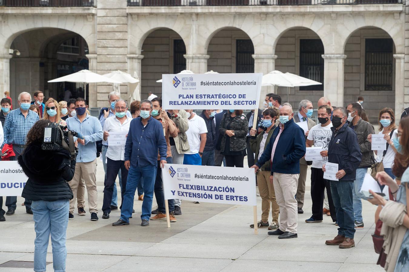 Más de medio centenar de miembros de la Asociación de Empresarios de Hostelería de Cantabria han reclamado este lunes ante la Delegación del Gobierno medidas para «salvar negocios» como que se flexibilicen y amplíen los Expedientes de Regulación Temporal de Empleo (Erte) o que se les supriman los impuestos en 2020.