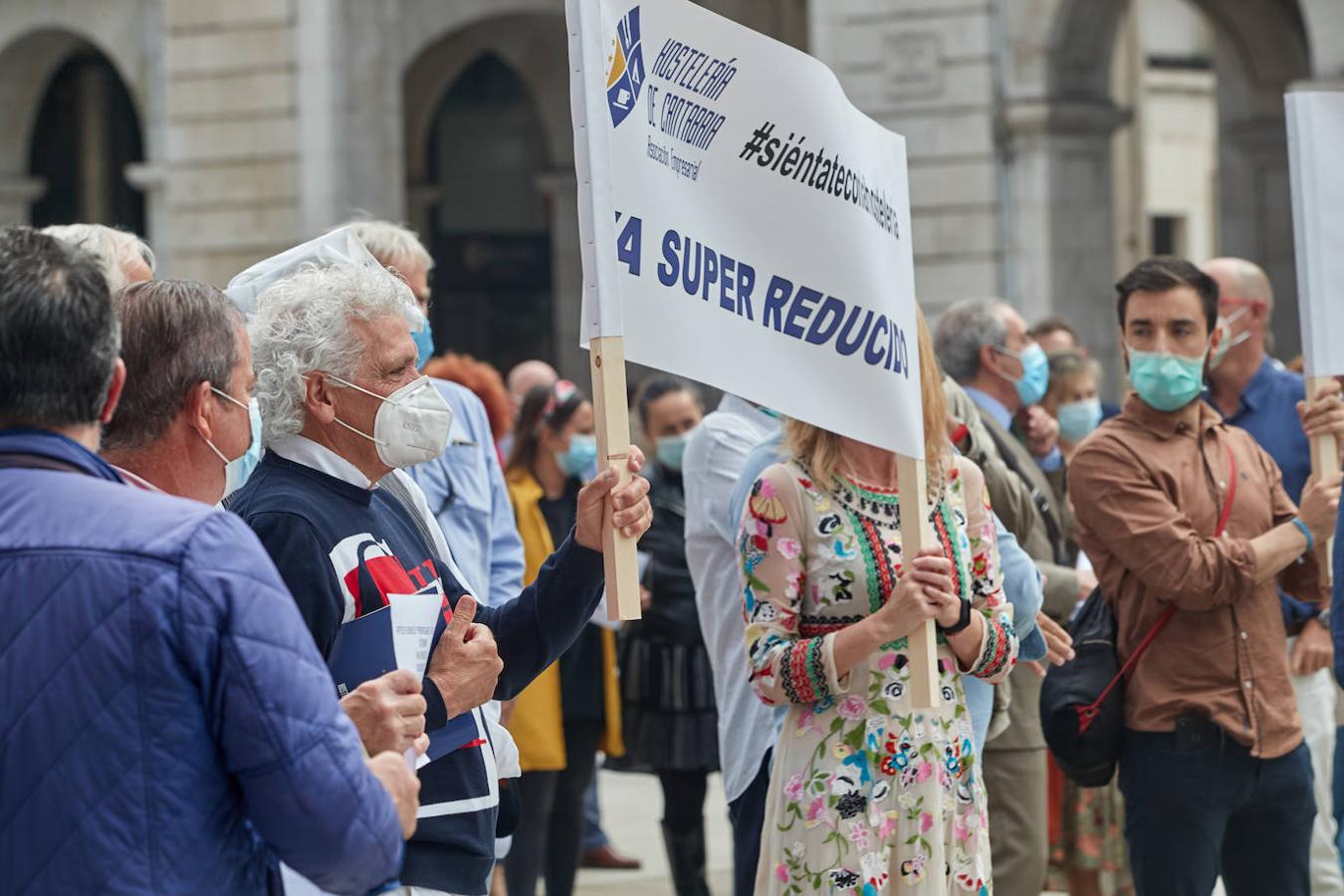 Más de medio centenar de miembros de la Asociación de Empresarios de Hostelería de Cantabria han reclamado este lunes ante la Delegación del Gobierno medidas para «salvar negocios» como que se flexibilicen y amplíen los Expedientes de Regulación Temporal de Empleo (Erte) o que se les supriman los impuestos en 2020.