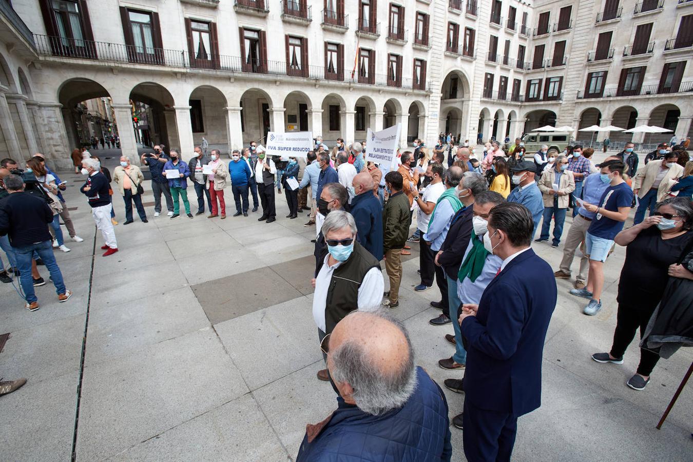 Más de medio centenar de miembros de la Asociación de Empresarios de Hostelería de Cantabria han reclamado este lunes ante la Delegación del Gobierno medidas para «salvar negocios» como que se flexibilicen y amplíen los Expedientes de Regulación Temporal de Empleo (Erte) o que se les supriman los impuestos en 2020.