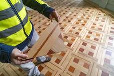 El suelo se ha renovado en el Salón de Baile o en el de Familia (en la imagen). Las piezas incluyen maderas de tonos distintos, que son de nogal, jatoba, roble y haya.