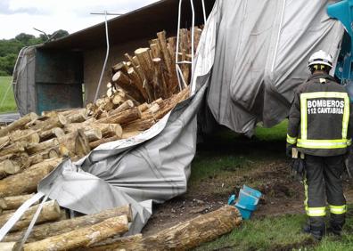 Imagen secundaria 1 - Un camión se sale de la vía en Hazas de Cesto y pierde la carga de madera en la carretera