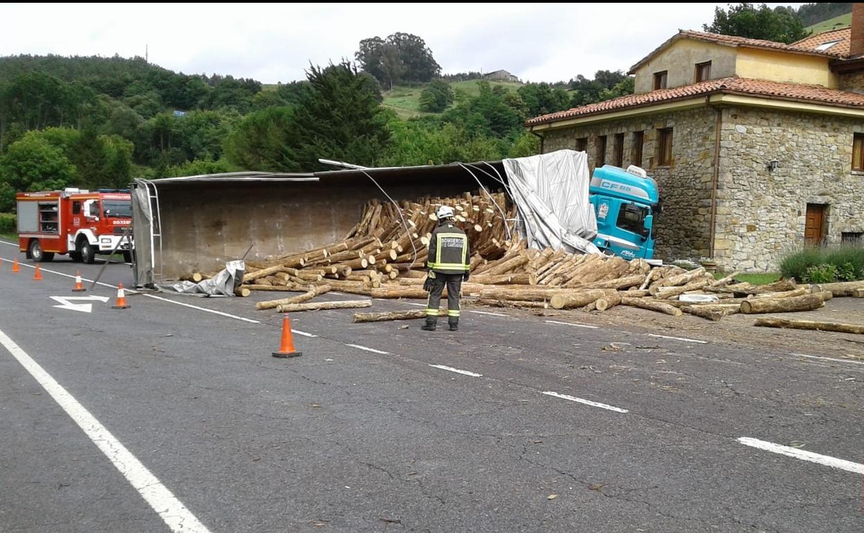 Un camión se sale de la vía en Hazas de Cesto y pierde la carga de madera en la carretera
