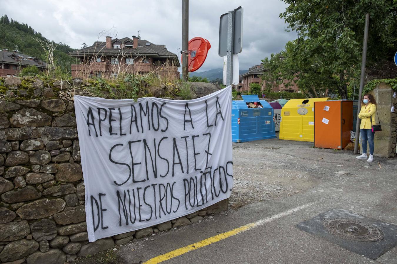 María Rivero se convierte en alcaldesa de Guriezo entre insultos y abucheos.