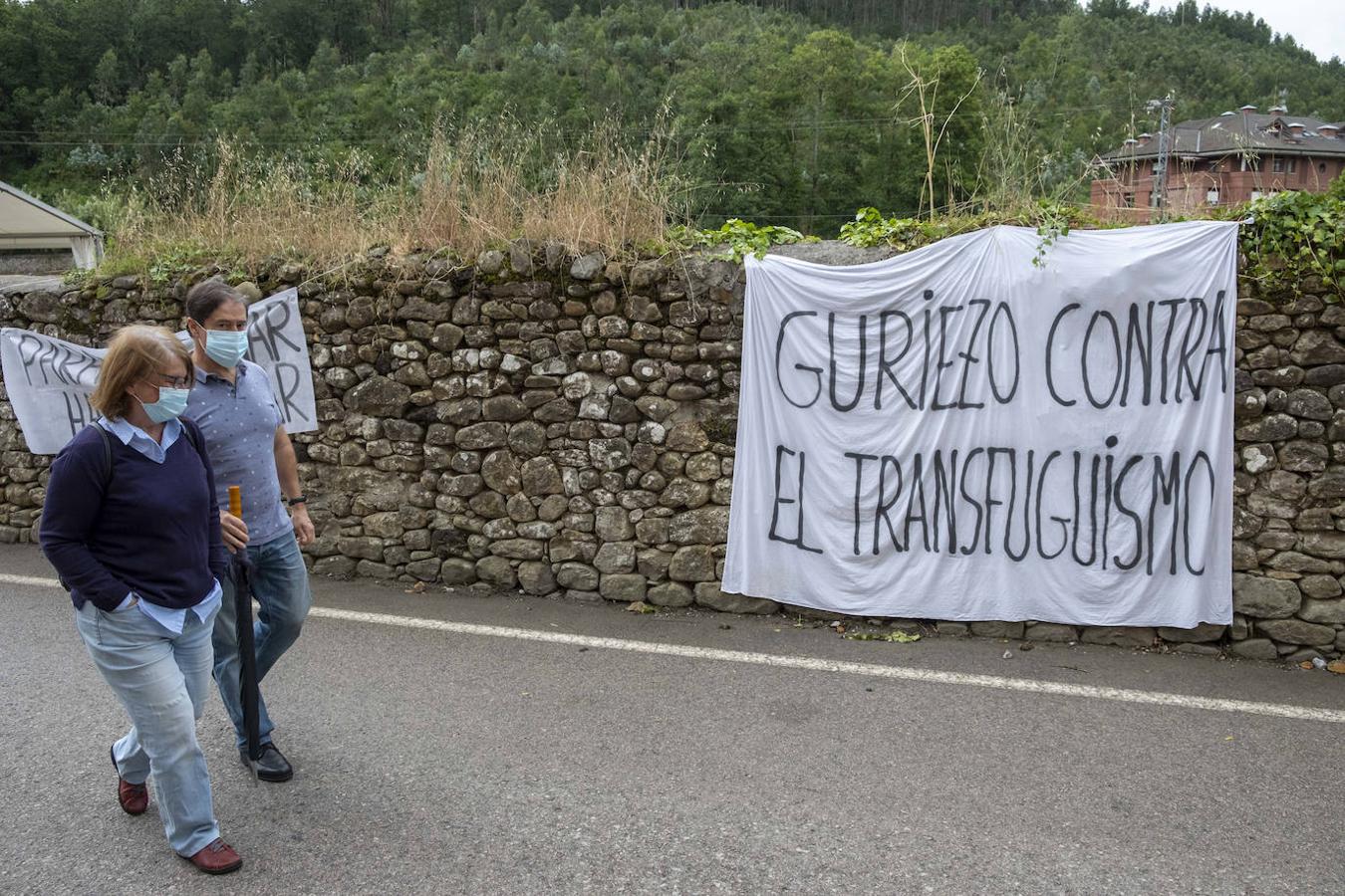 María Rivero se convierte en alcaldesa de Guriezo entre insultos y abucheos.