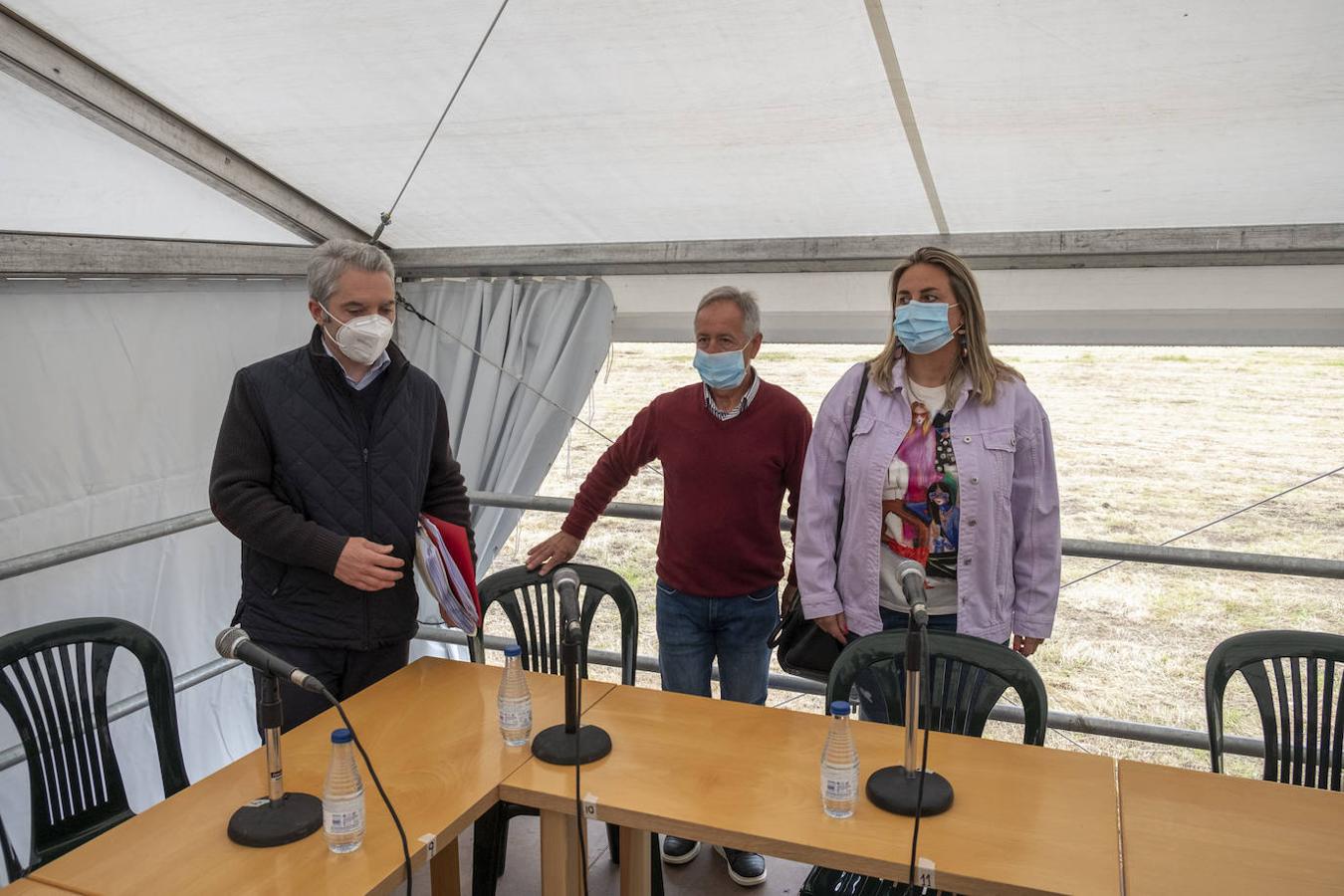 María Rivero se convierte en alcaldesa de Guriezo entre insultos y abucheos.