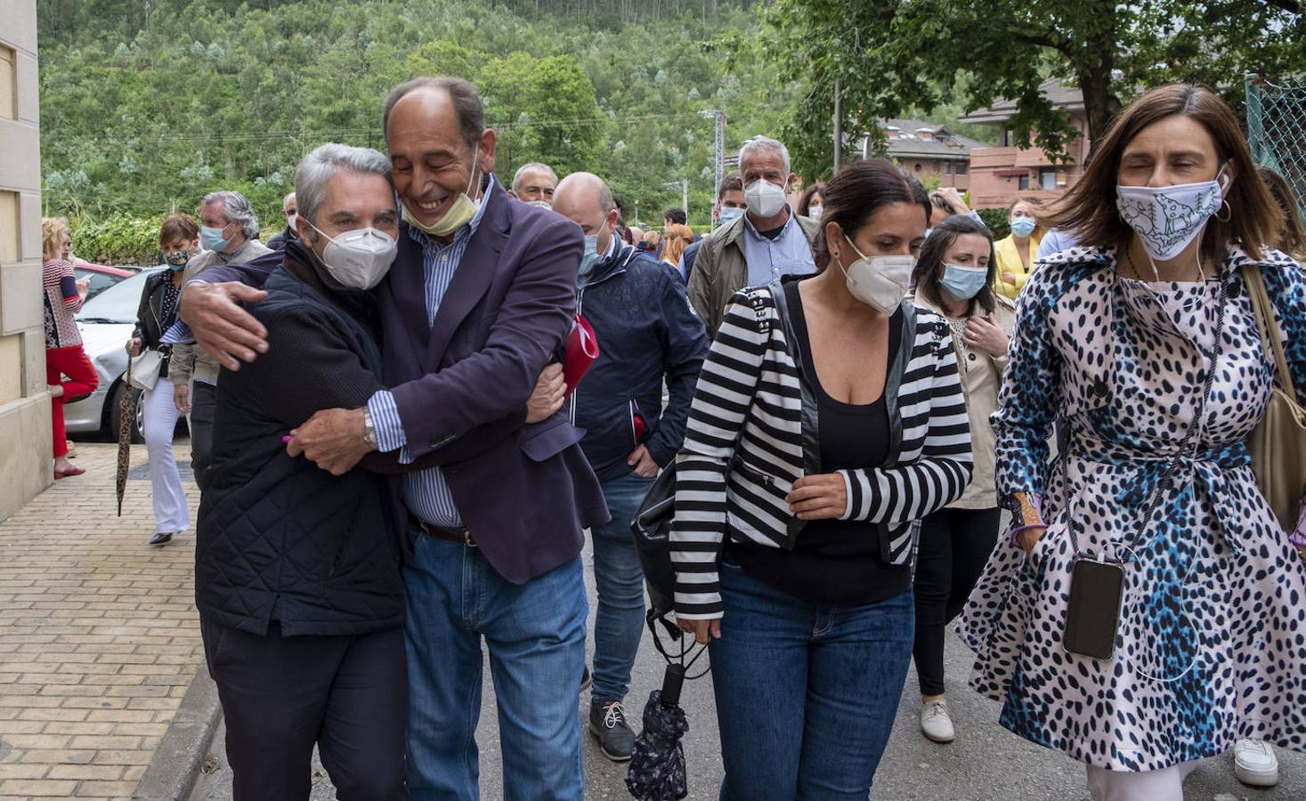 María Rivero se convierte en alcaldesa de Guriezo entre insultos y abucheos.