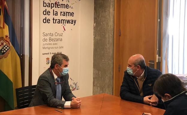 El alcalde de Santa Cruz de Bezana, Alberto García Onandía, y el director general de MARE, José María Díaz, durante la firma del convenio.