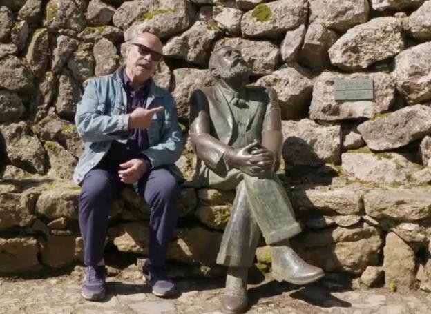 Antonio Resines posa con la estutua de Gaudí en Comillas.