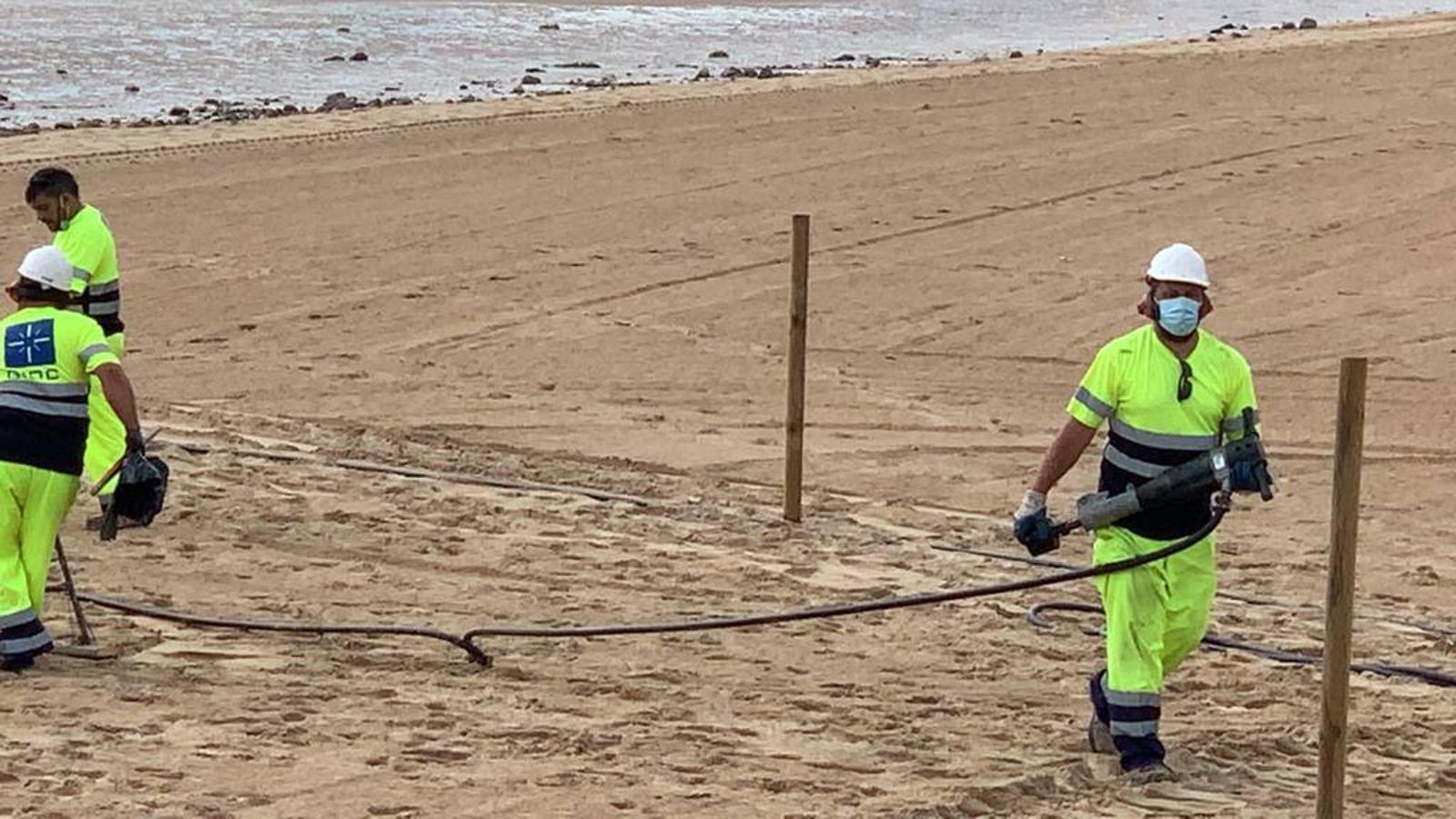 Fotos: Operarios montan en El Sardinero el nuevo sistema de pasillos