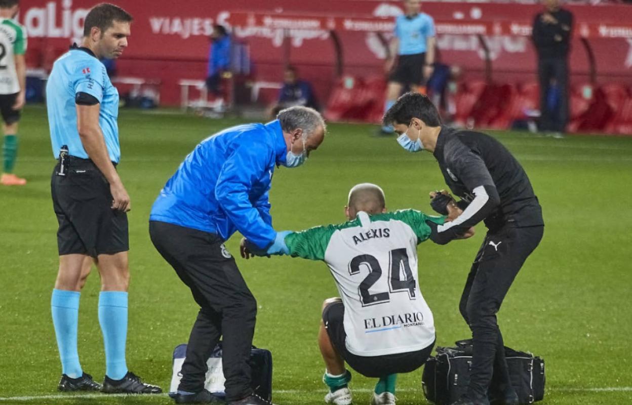 Momento en el que Alexis es sustituido, después de lesionarse, en el partido ante el GIrona