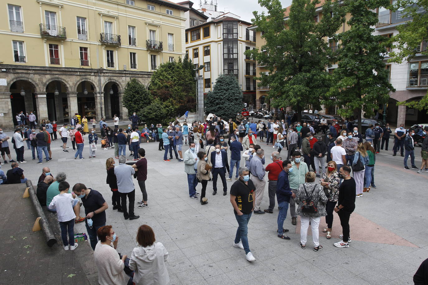 Fotos: Concentración de los trabajadores de Sniace en Torrelavega