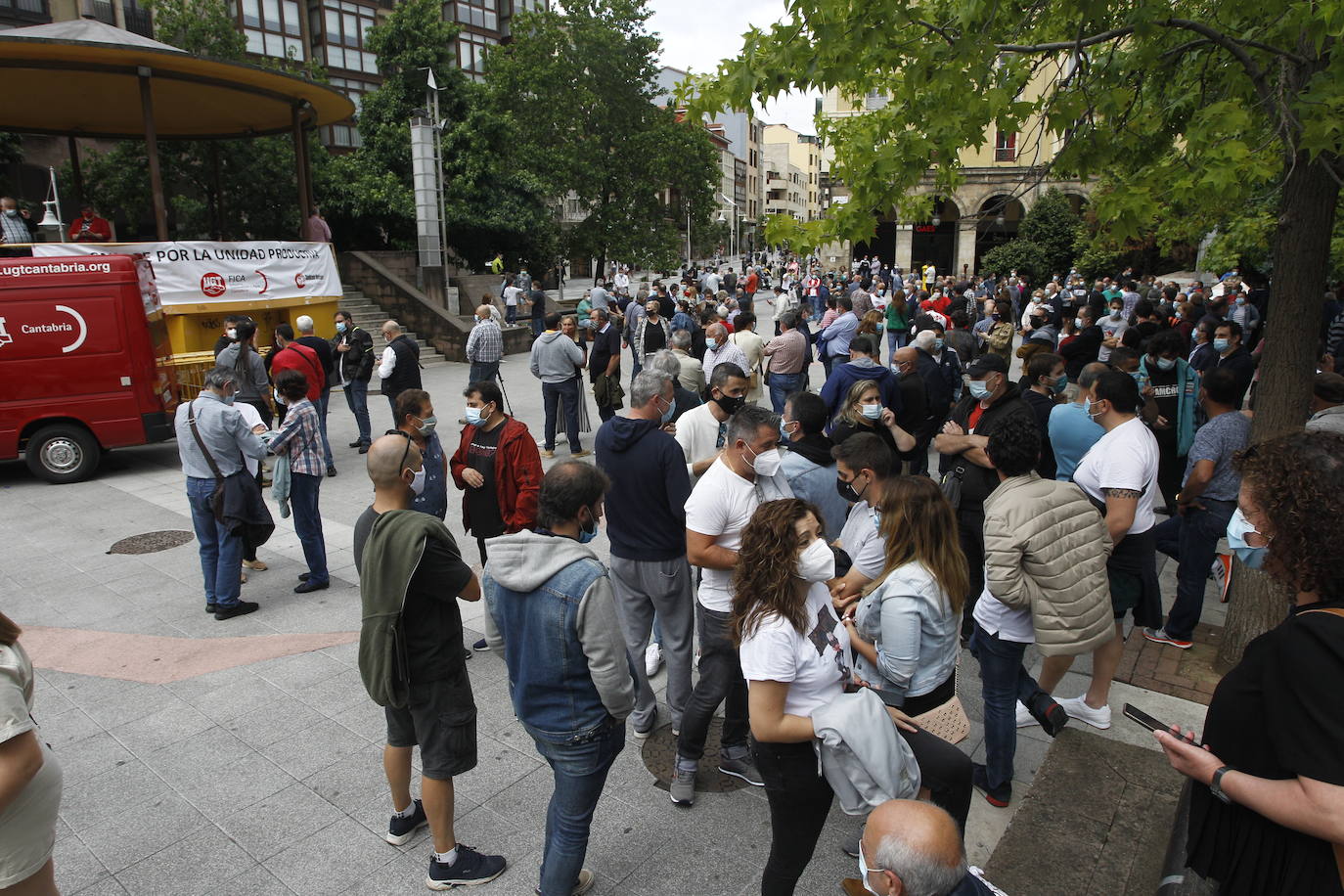 Fotos: Concentración de los trabajadores de Sniace en Torrelavega