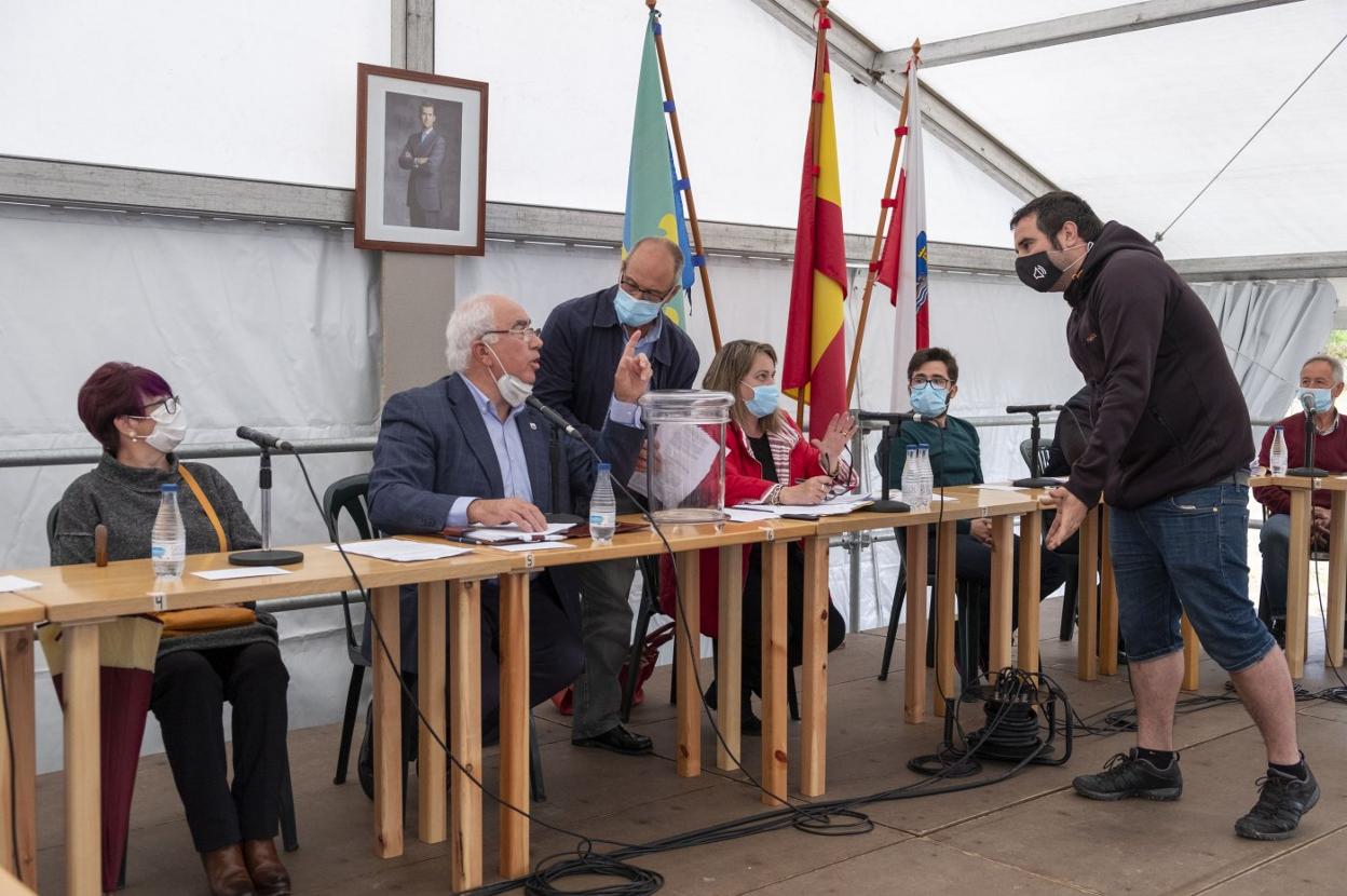 La alcaldesa María Rivero junto a Adolfo Izaguirre, en el Pleno donde se aprobó la moción de censura.