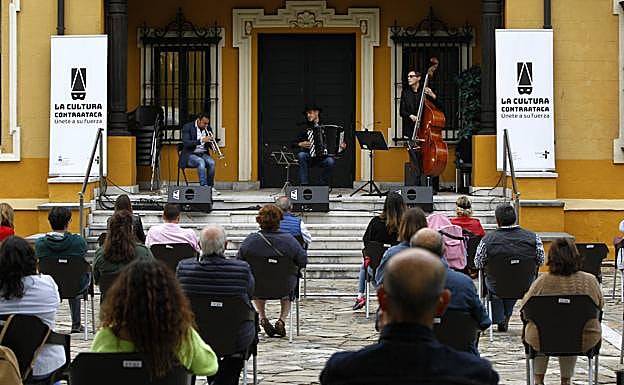 El CNFoto de Torrelavega acogió ayer el concierto de la banda de jazz-fusión Malandro Club