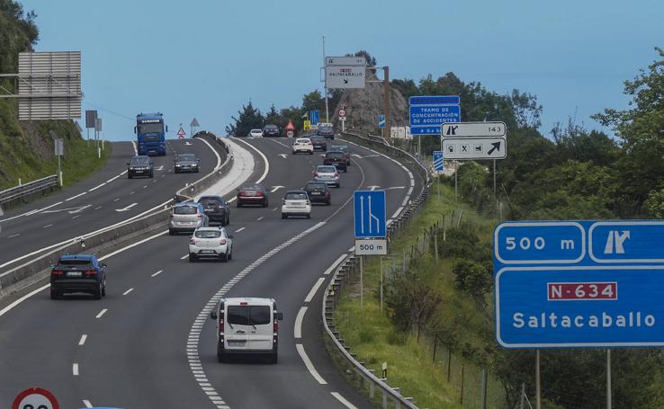 Tráfico en la A-8 tras recuperarse el libre tránsito entre Cantabria y el País Vasco