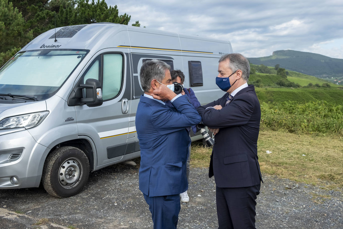 El lehendakari, Iñigo Urkullu, y el presidente de Cantabria, Miguel Ángel Revilla, han escenificado este viernes el fin del estado de alarma en sus comunidades y la movilidad entre ambas con un encuentro a primera hora en una senda peatonal que empieza en la costa vizcaína y prosigue por el litoral cántabro.