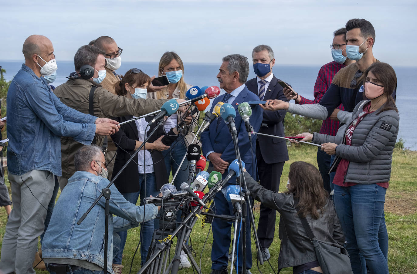 El lehendakari, Iñigo Urkullu, y el presidente de Cantabria, Miguel Ángel Revilla, han escenificado este viernes el fin del estado de alarma en sus comunidades y la movilidad entre ambas con un encuentro a primera hora en una senda peatonal que empieza en la costa vizcaína y prosigue por el litoral cántabro.