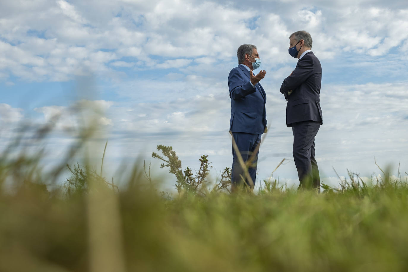 El lehendakari, Iñigo Urkullu, y el presidente de Cantabria, Miguel Ángel Revilla, han escenificado este viernes el fin del estado de alarma en sus comunidades y la movilidad entre ambas con un encuentro a primera hora en una senda peatonal que empieza en la costa vizcaína y prosigue por el litoral cántabro.