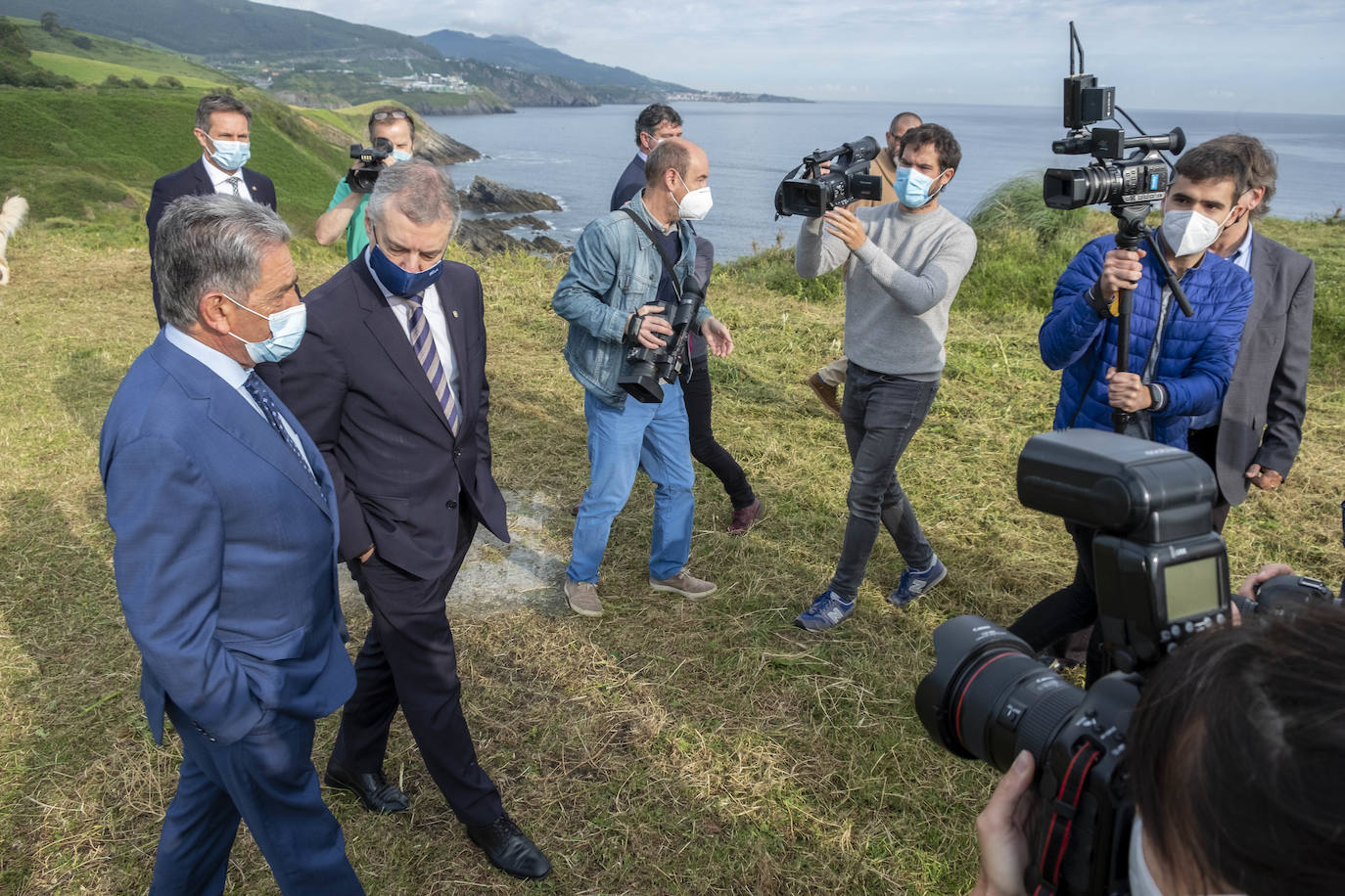 El lehendakari, Iñigo Urkullu, y el presidente de Cantabria, Miguel Ángel Revilla, han escenificado este viernes el fin del estado de alarma en sus comunidades y la movilidad entre ambas con un encuentro a primera hora en una senda peatonal que empieza en la costa vizcaína y prosigue por el litoral cántabro.