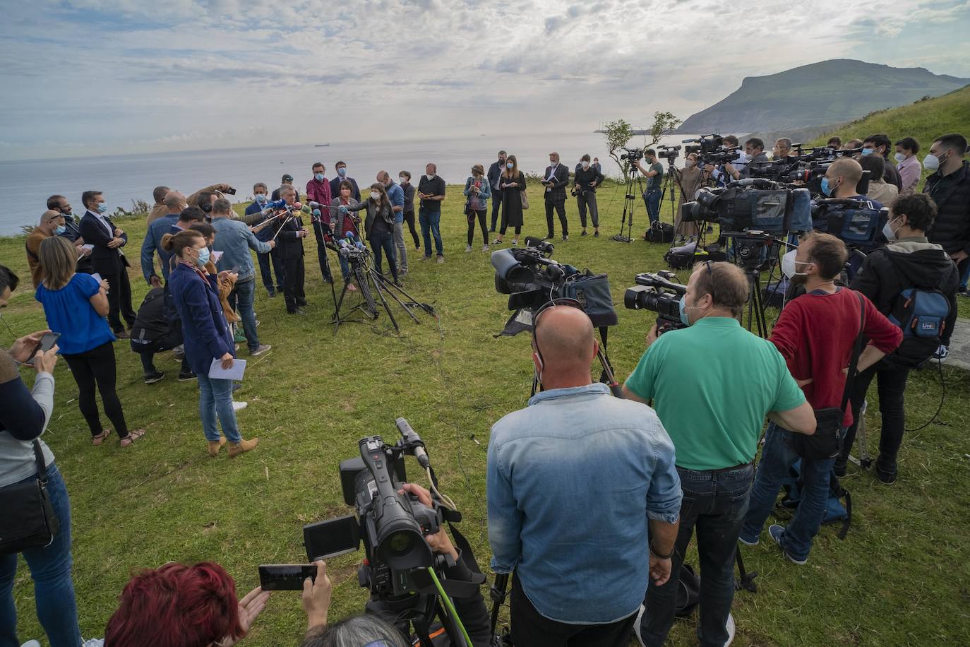 El lehendakari, Iñigo Urkullu, y el presidente de Cantabria, Miguel Ángel Revilla, han escenificado este viernes el fin del estado de alarma en sus comunidades y la movilidad entre ambas con un encuentro a primera hora en una senda peatonal que empieza en la costa vizcaína y prosigue por el litoral cántabro.