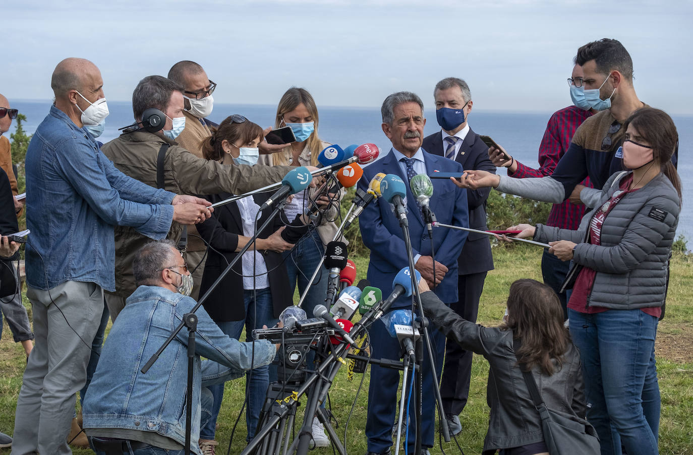 El lehendakari, Iñigo Urkullu, y el presidente de Cantabria, Miguel Ángel Revilla, han escenificado este viernes el fin del estado de alarma en sus comunidades y la movilidad entre ambas con un encuentro a primera hora en una senda peatonal que empieza en la costa vizcaína y prosigue por el litoral cántabro.