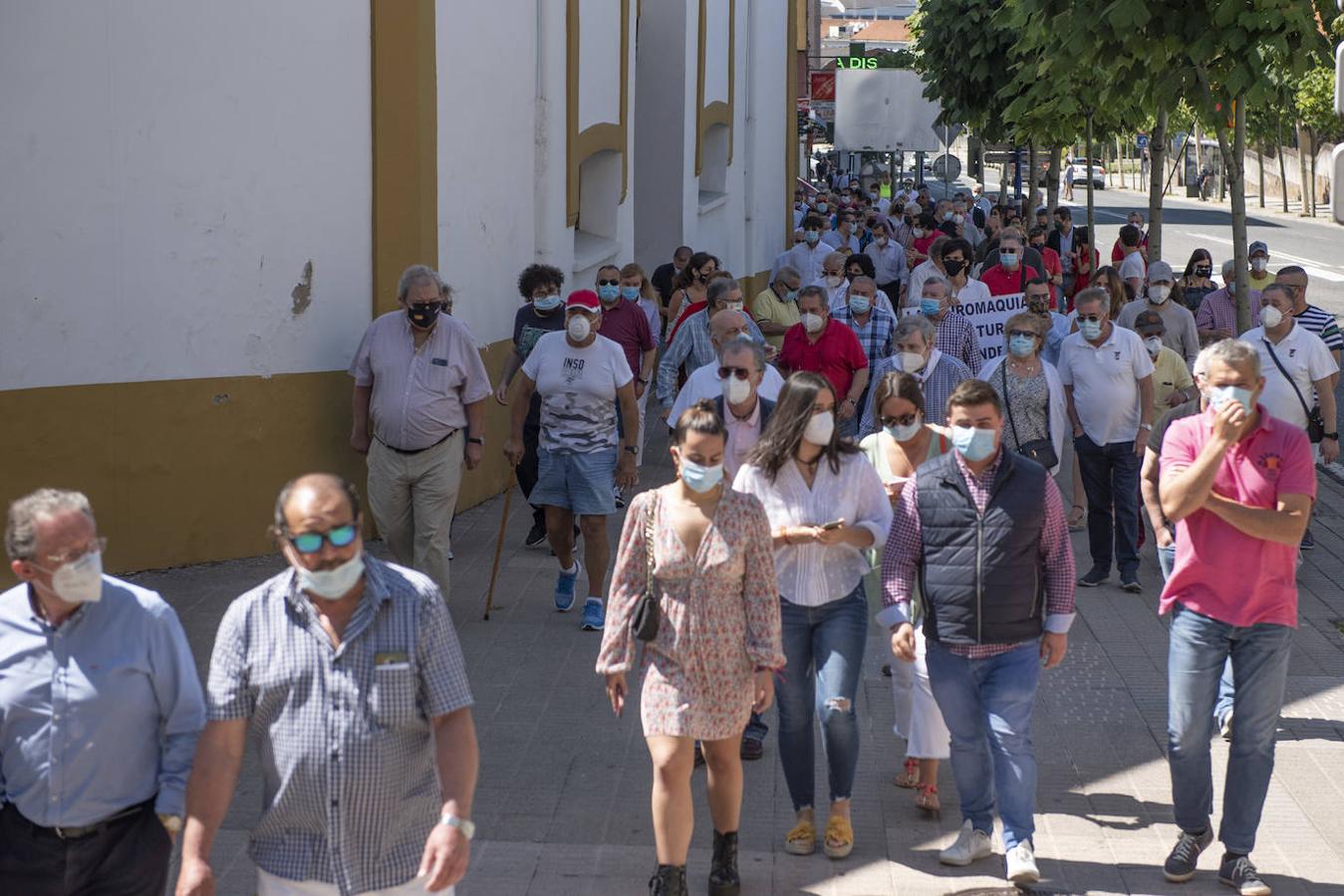 Dos centenares de personas se concentraron en los exteriores de la plaza de toros de Cuatro Caminos para protestar por la «discriminación» y el «acoso» que, en su opinión, sufren los profesionales y los aficionados de los toros.