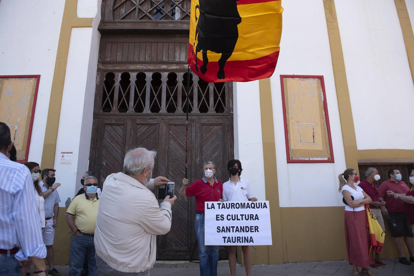 Dos centenares de personas se concentraron en los exteriores de la plaza de toros de Cuatro Caminos para protestar por la «discriminación» y el «acoso» que, en su opinión, sufren los profesionales y los aficionados de los toros.