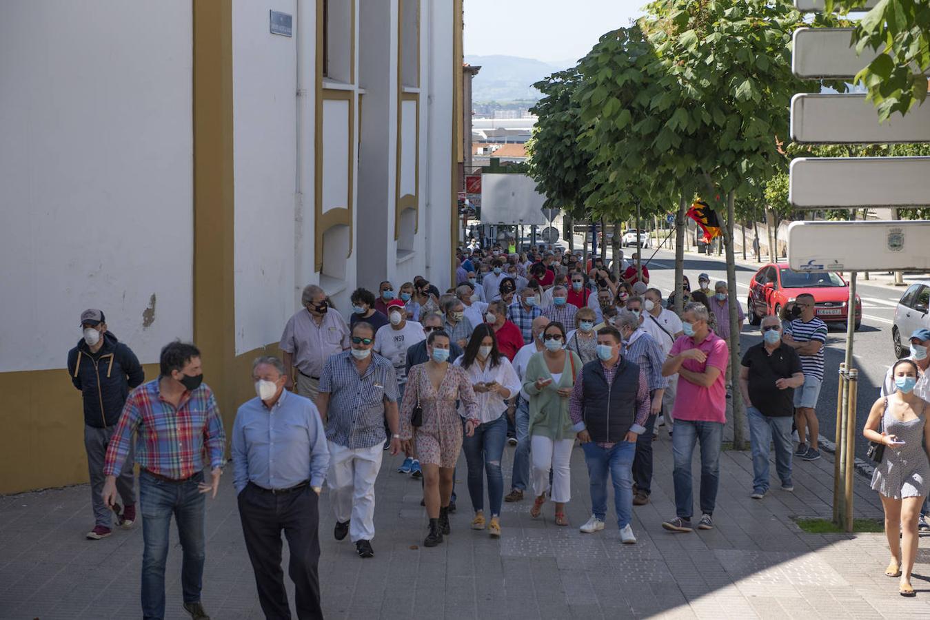 Dos centenares de personas se concentraron en los exteriores de la plaza de toros de Cuatro Caminos para protestar por la «discriminación» y el «acoso» que, en su opinión, sufren los profesionales y los aficionados de los toros.