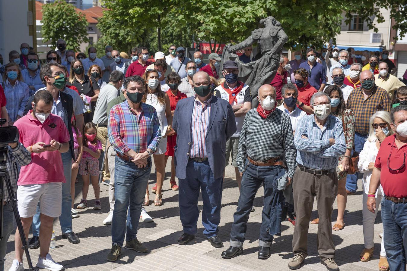 Dos centenares de personas se concentraron en los exteriores de la plaza de toros de Cuatro Caminos para protestar por la «discriminación» y el «acoso» que, en su opinión, sufren los profesionales y los aficionados de los toros.