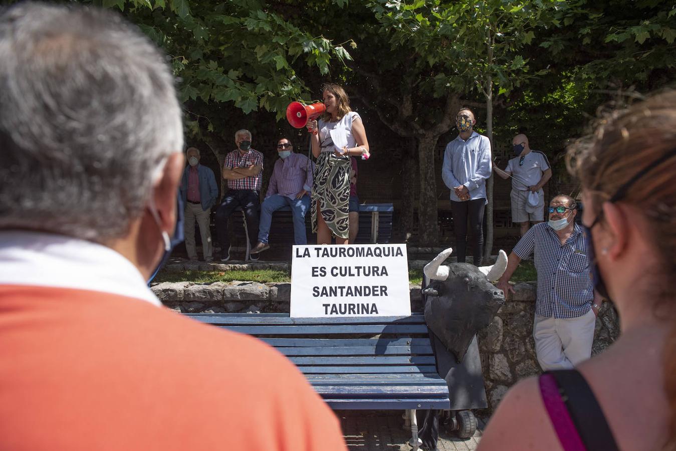 Dos centenares de personas se concentraron en los exteriores de la plaza de toros de Cuatro Caminos para protestar por la «discriminación» y el «acoso» que, en su opinión, sufren los profesionales y los aficionados de los toros.