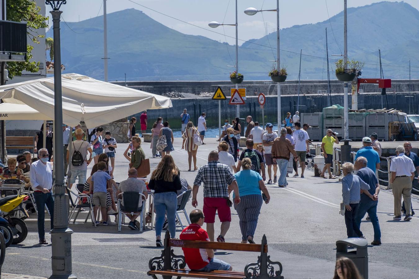 Noja, Laredo y Castro Urdiales reciben a numerosos visitantes, aunque menos de los esperados.