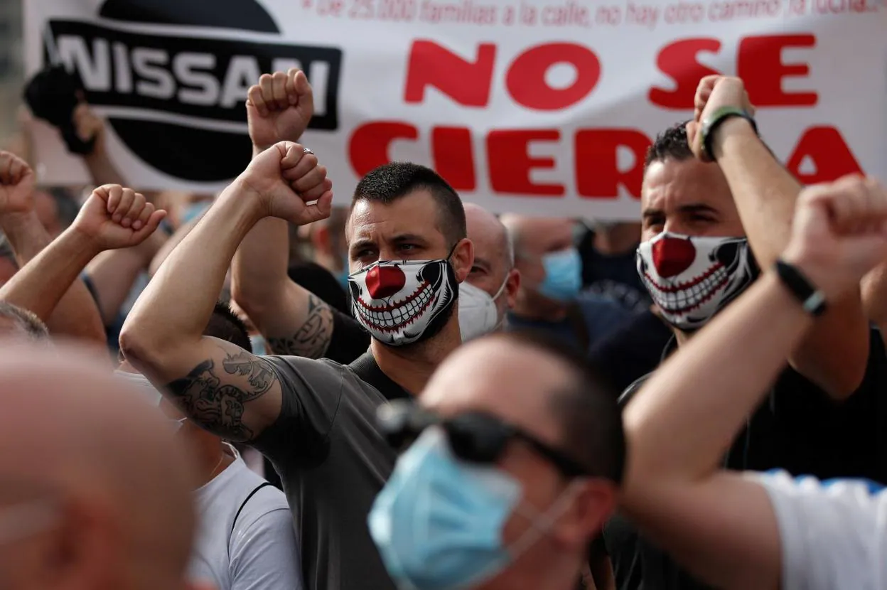 Protestas de trabajadores de Nissan en Barcelona en contra del cierre de los centros de producción