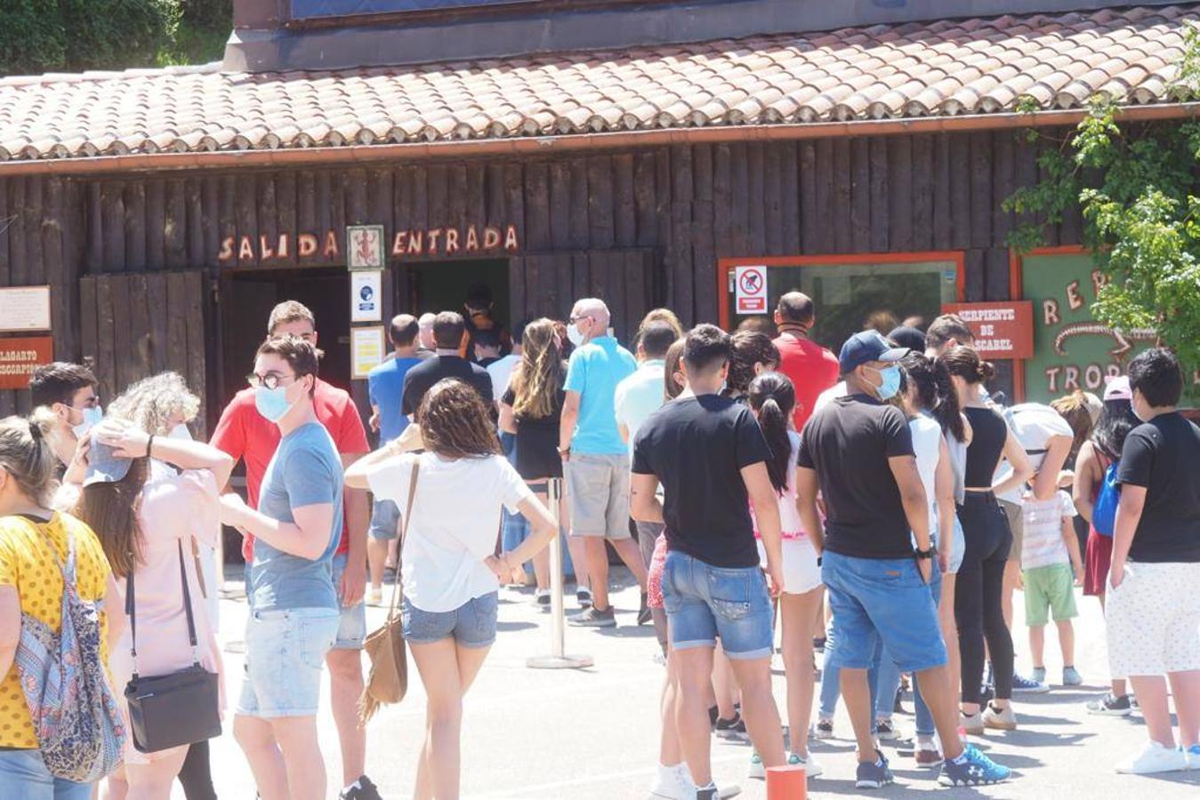 Numeroso público se acercó este sábado hasta el Parque de la Naturaleza de Cabárceno en el primer fin de semana fuera del estado de alarma.