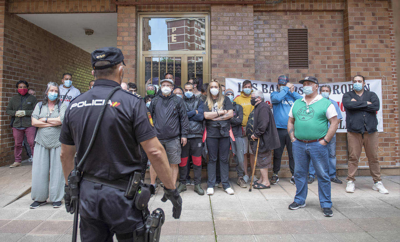 La plataforma Stop Desahucios frena el lanzamiento de Lidia y sus dos hijos, aunque la Policía Nacional trató de acceder a la vivienda